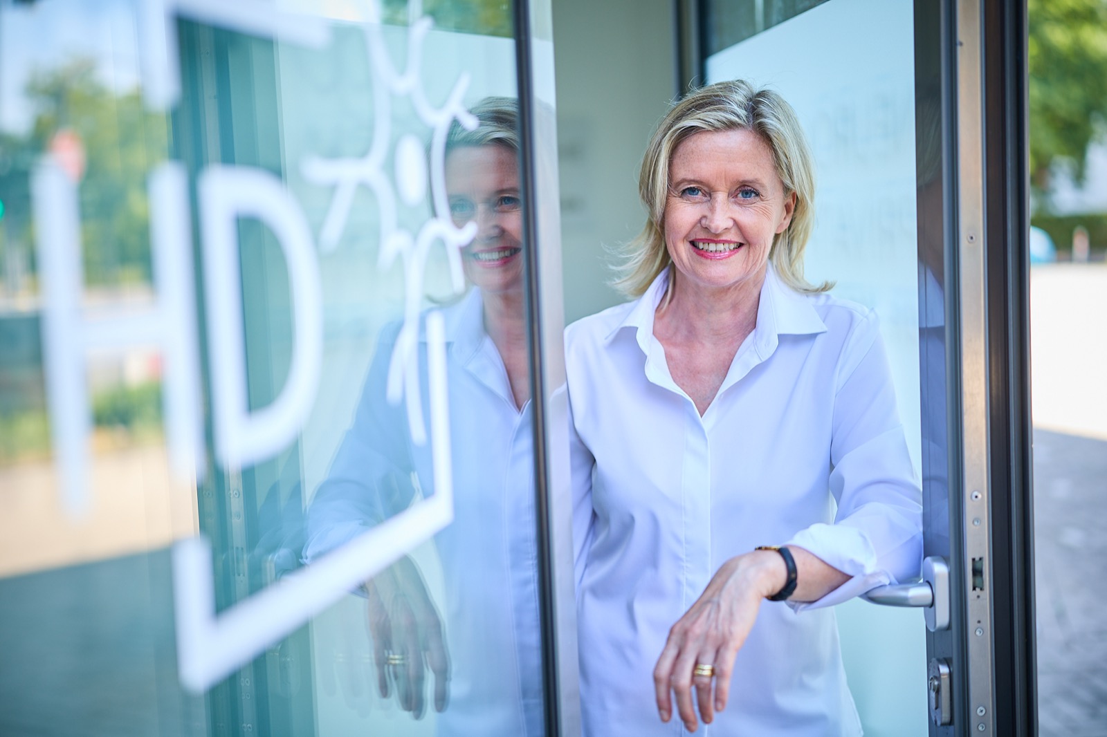 Dr. med. Heide Domagk am Praxiseingang
